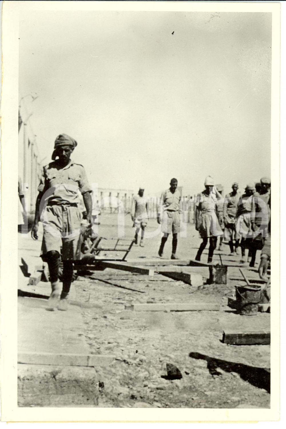 Fotografia d epoca originale 1942 WW2 NORD AFRICA Prigionieri inglesi costruiscono campo concentramento Foto 1
