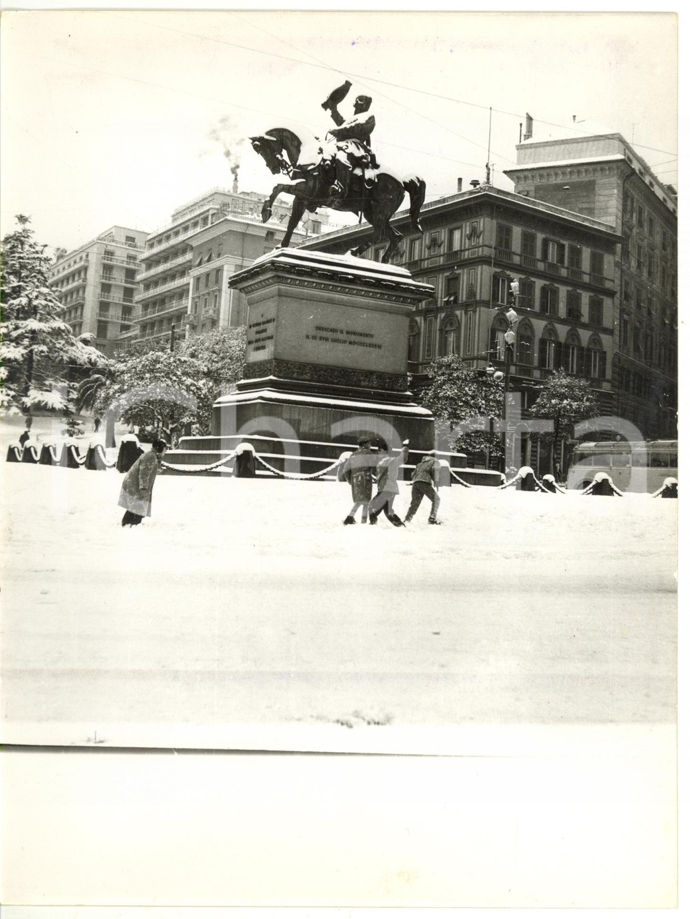 1956 GENOVA Piazza Corvetto - Bambini giocano con la neve *Foto VINTAGE 18x24