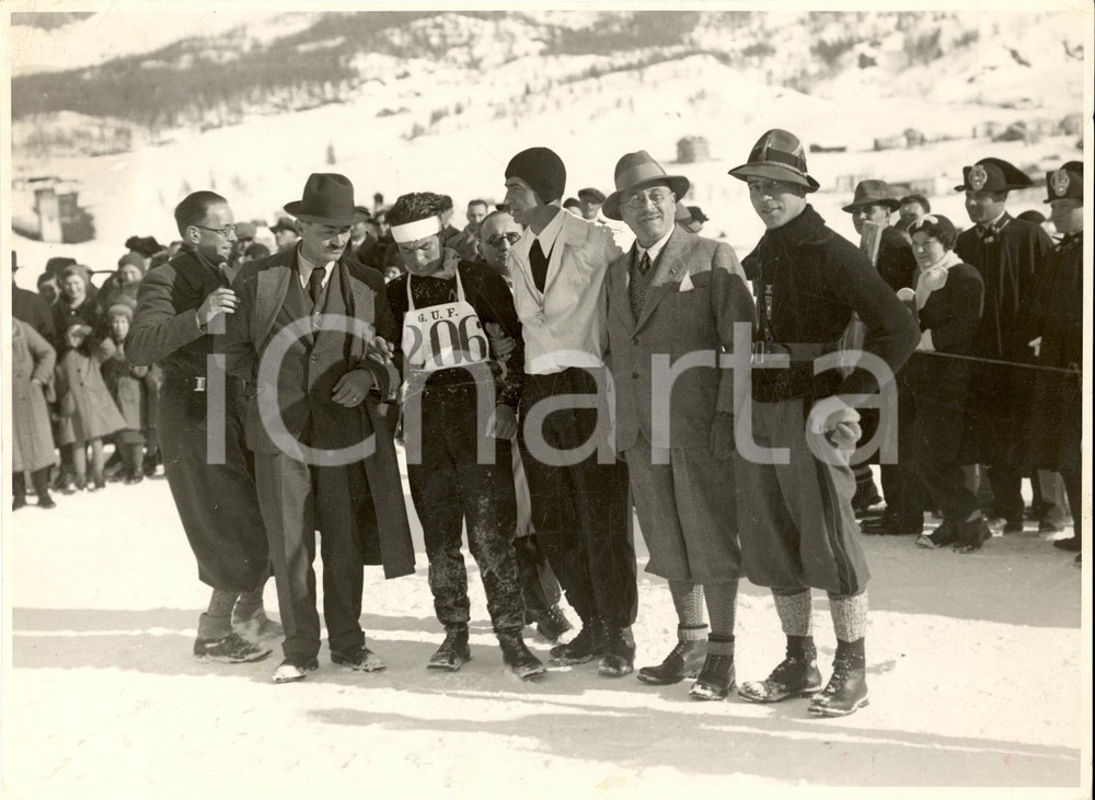 Fotografia d'epoca originale 1940 ca CAMPIONATI DI SCI GUF Atleta con Ferdinando LIVINI - BOIDI - DE ANTONI 1