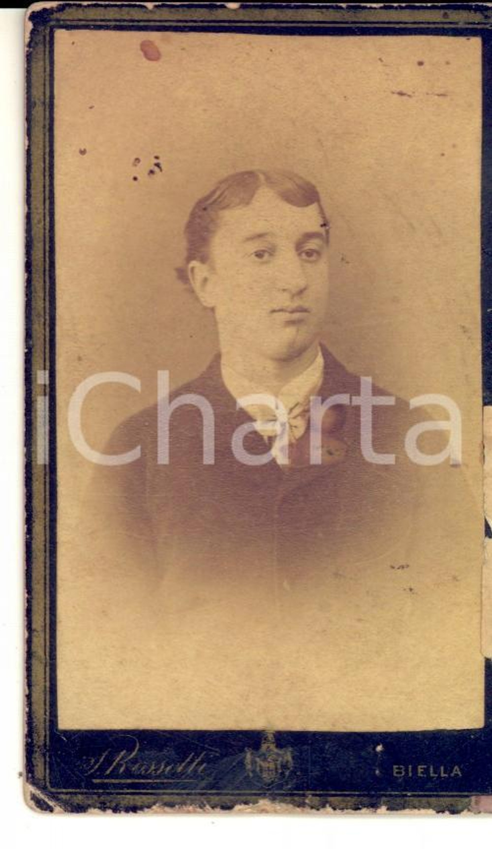 Fotografia d epoca originale 1890 ca BIELLA Ritratto maschile con cravattino in raso Foto ROSSETTI CDV 1