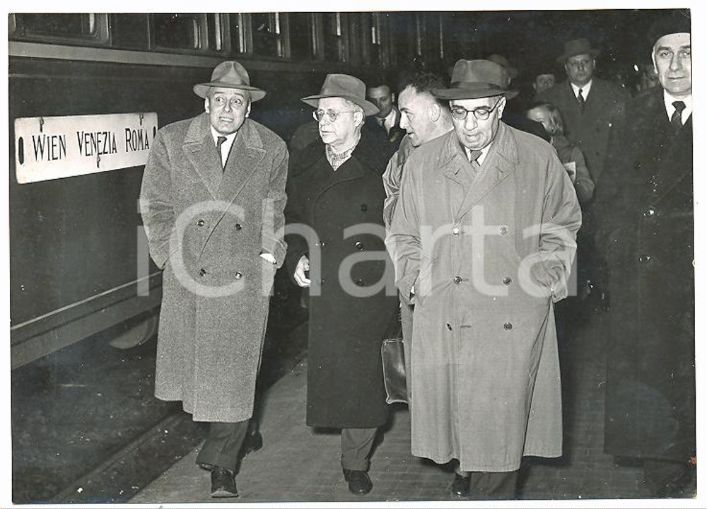 1956 ROMA Palmiro TOGLIATTI di ritorno dal congresso PCUS a Mosca *Foto 13x18 cm Fotografia d'epoca con didascalia coeva al verso. CONDIZIONI: FAIR (lievi aloni e increspature al margine superiore)DIMENSIONI: 18x13 cm     originale e autentica 1