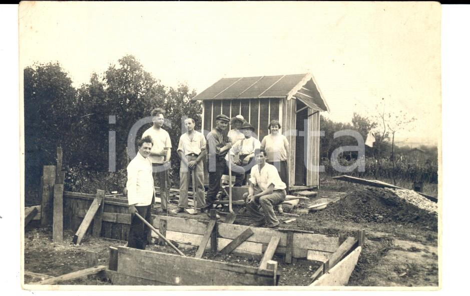 Fotografia d epoca originale 1910 AREA LOMBARDA ? Lavoratori in pausa presso un capanno Foto VINTAGE 12x8 1