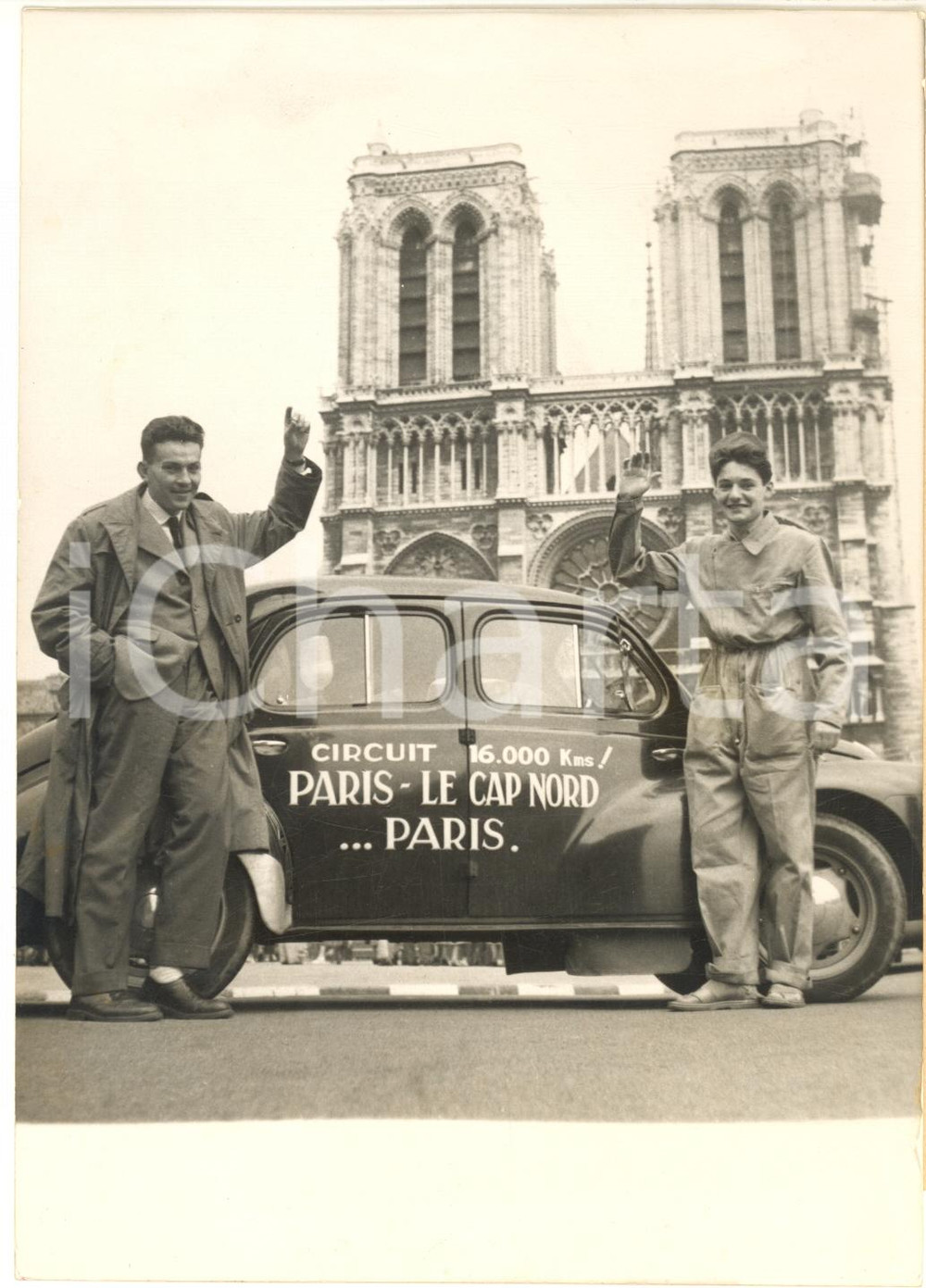 1953 PARIS Deux étudiants partent avec RENAULT pour le circuit PARIS-CAP NORD