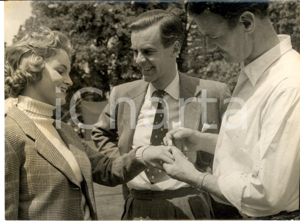 1956 LONDON Penny MORRELL at make-up to hide her wedding ring *Photo 20x15 cm Fotografia d'epoca, con didascalia coeva. CONDIZIONI: G (ma lievi piegature marginali)     originale e autentica 1