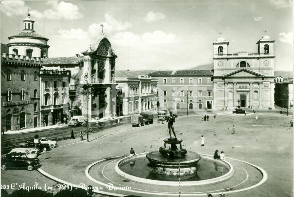 Cartolina originale da collezione 1961 L AQUILA Veduta di piazza Duomo ANIMATA Cartolina FG VG 1