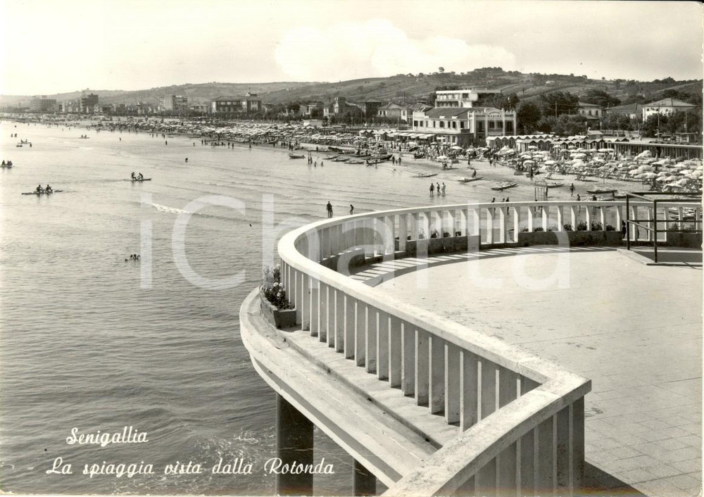 Cartolina originale da collezione 1968 SENIGALLIA AN Spiaggia con bagnanti vista dalla ROTONDA Cartolina FG VG 1