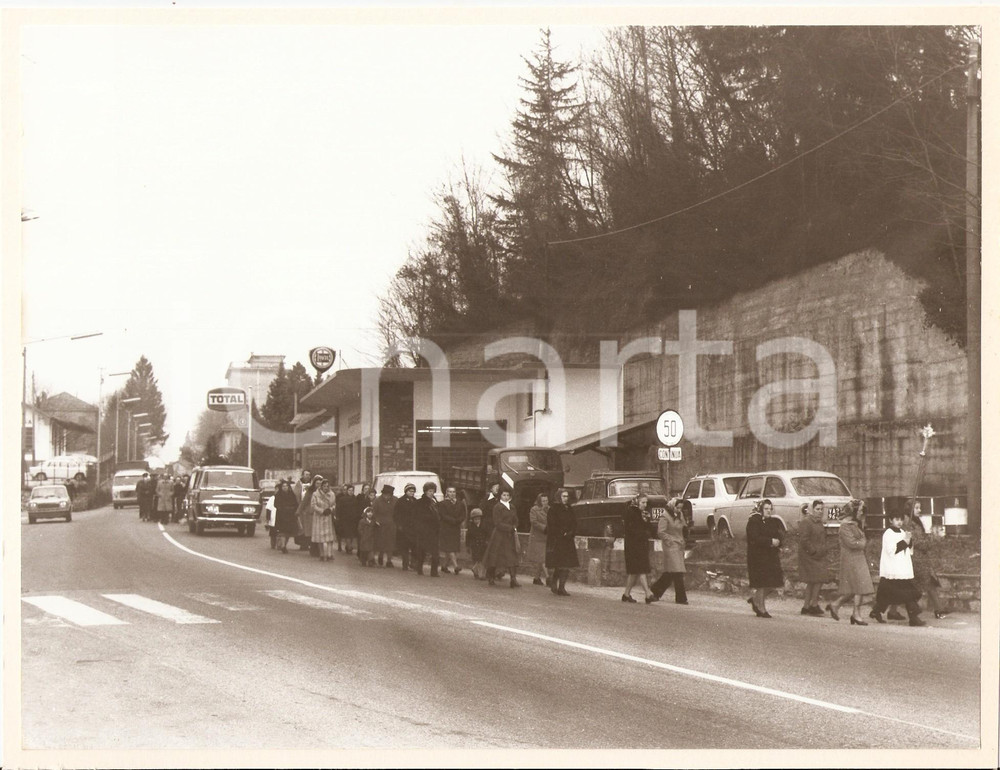 Fotografia d'epoca originale 1965 GEMONIO (VA) Chiesa di SAN CARLO Corteo funebre Distributore TOTAL *Foto 1
