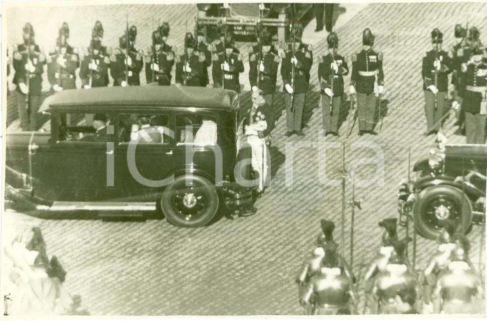 Fotografia d epoca originale 1929 CITTA  DEL VATICANO Camillo SERAFINI benvenuto ai Reali Fotografia 1