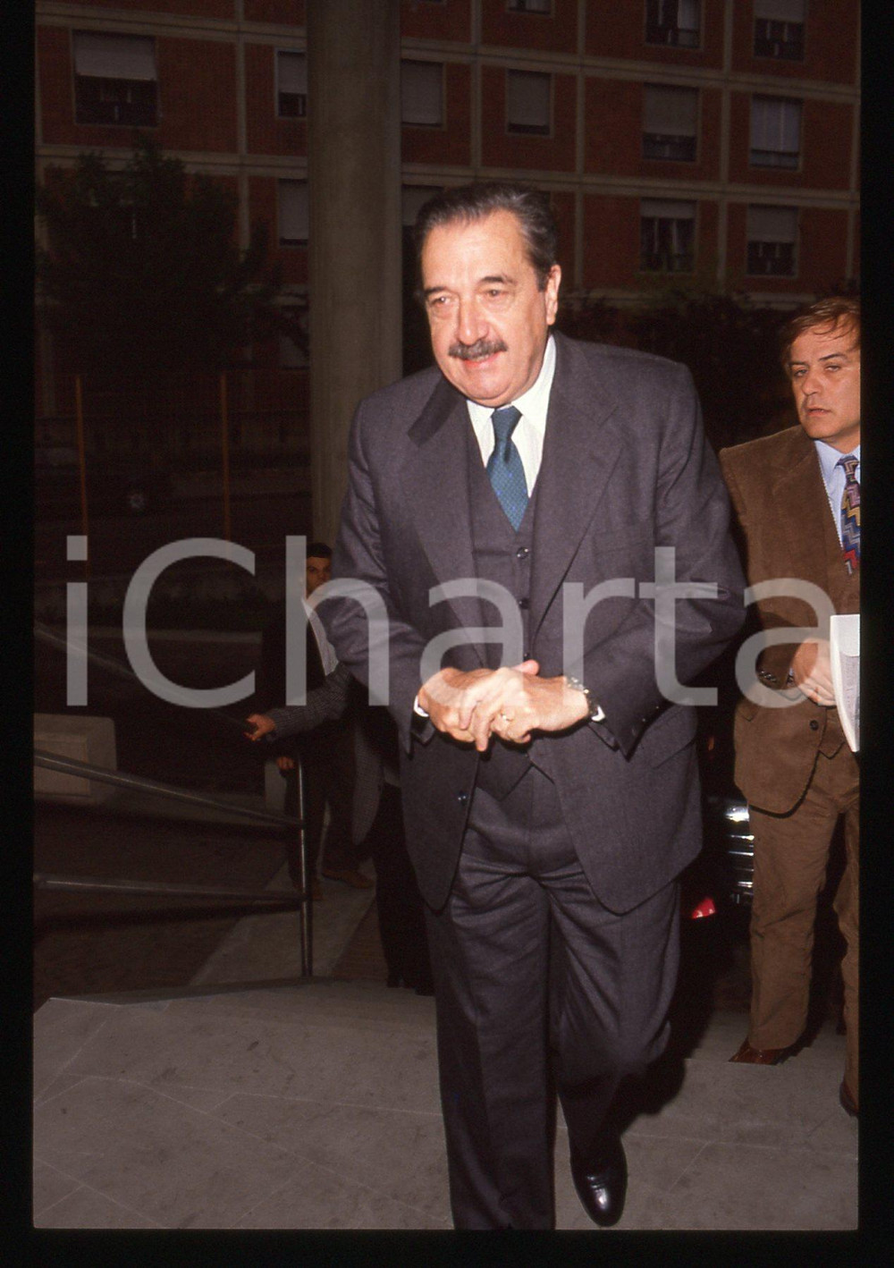 35mm vintage slide* 1988 ITALIA Raul Ricardo ALFONSIN Presidente argentino (8)  Diapositiva d'epoca, in formato 35 mm. CONDIZIONI: GOOD  Tutti i diritti riservati.E' severamente vietata la riproduzione. ICharta mette in vendita, sul negozio eBay e in esclusiva sul sito "icharta" il proprio archivio composto da numerose diapositive e negativi fotografici d'epoca, tutti originali e autentici, che attraversano la storia del costume italiano tra gli la fine degli anni Sessanta e Novanta.Si tratta di uno sguardo inedito sull'attualit&agrave;, la politica, la vita quotidiana, il gossip e la cultura, che fotografa il cambiamento della nazione in quest'ultimo scorcio del XX secolo. Un'occasione unica per il mercato del collezionismo, che vede finalmente disponibile un archivio eccezionale per vastit&agrave;, tematiche e condizioni, in un settore (il negativo fotografico e la diapositiva) di assoluta novit&agrave; e dalle interessanti prospettive di investimento.  originale e autentica 1