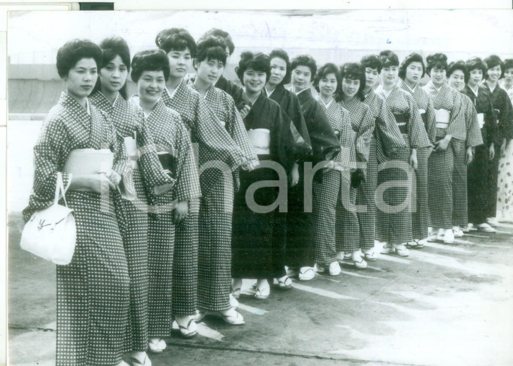 Fotografia d epoca originale 1964 LONDON AIRPORT Hostess giapponesi in tour propagandistico  Foto 18x13 cm 1