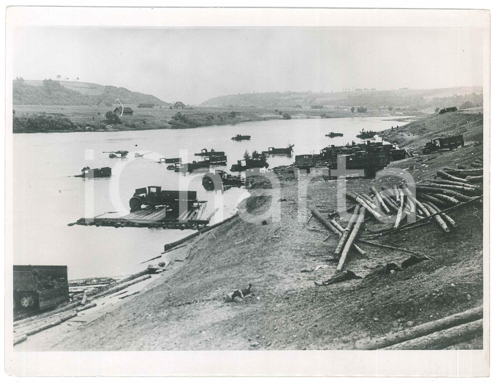 Fotografia d epoca originale 1941 WW2 URSS Mezzi militari per rifornimenti abbandonati presso un fiume  Foto 1