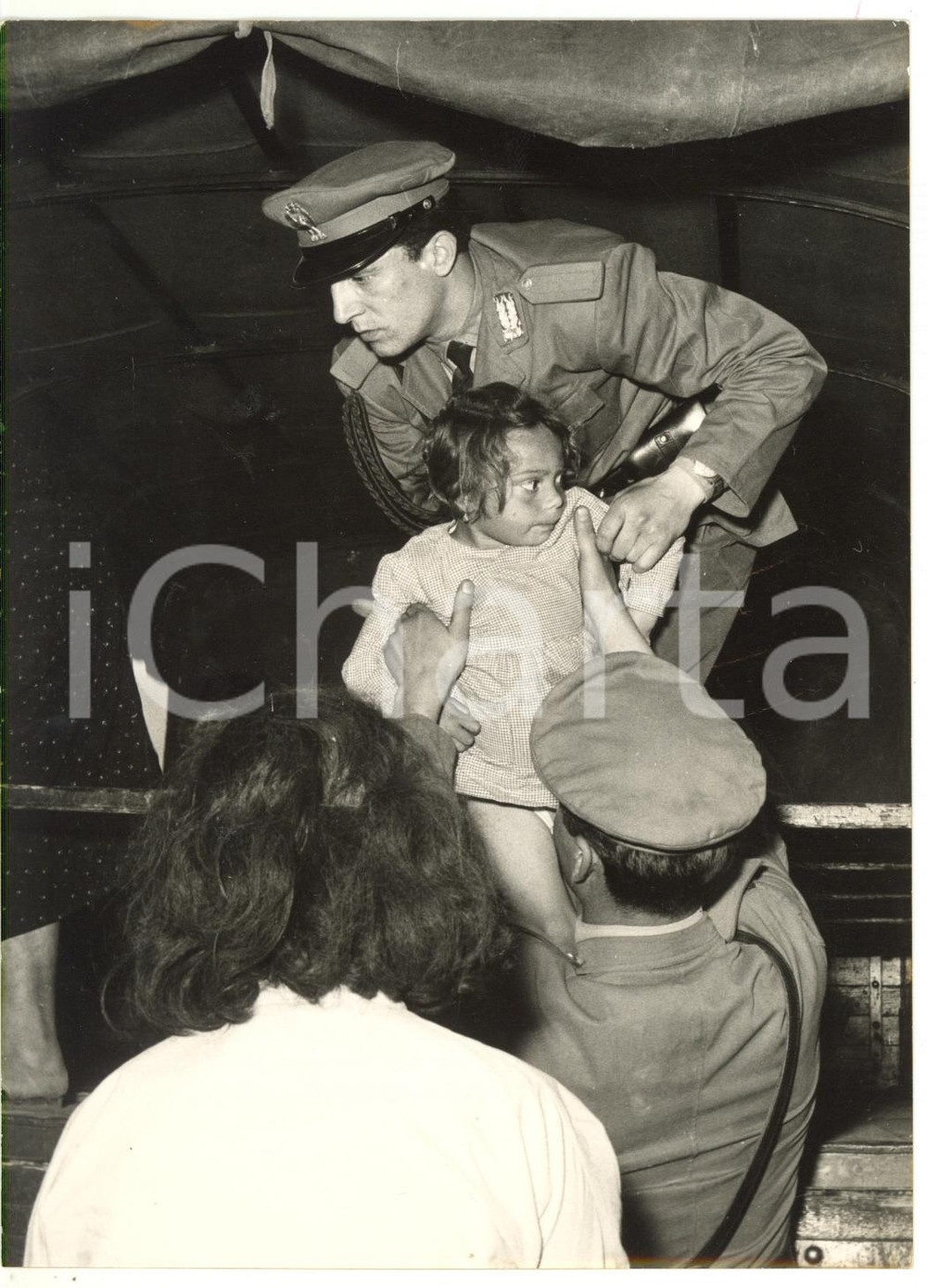 1957 ALLUVIONE DEL POLESINE Agente di Polizia soccorre bambina sfollata *Foto