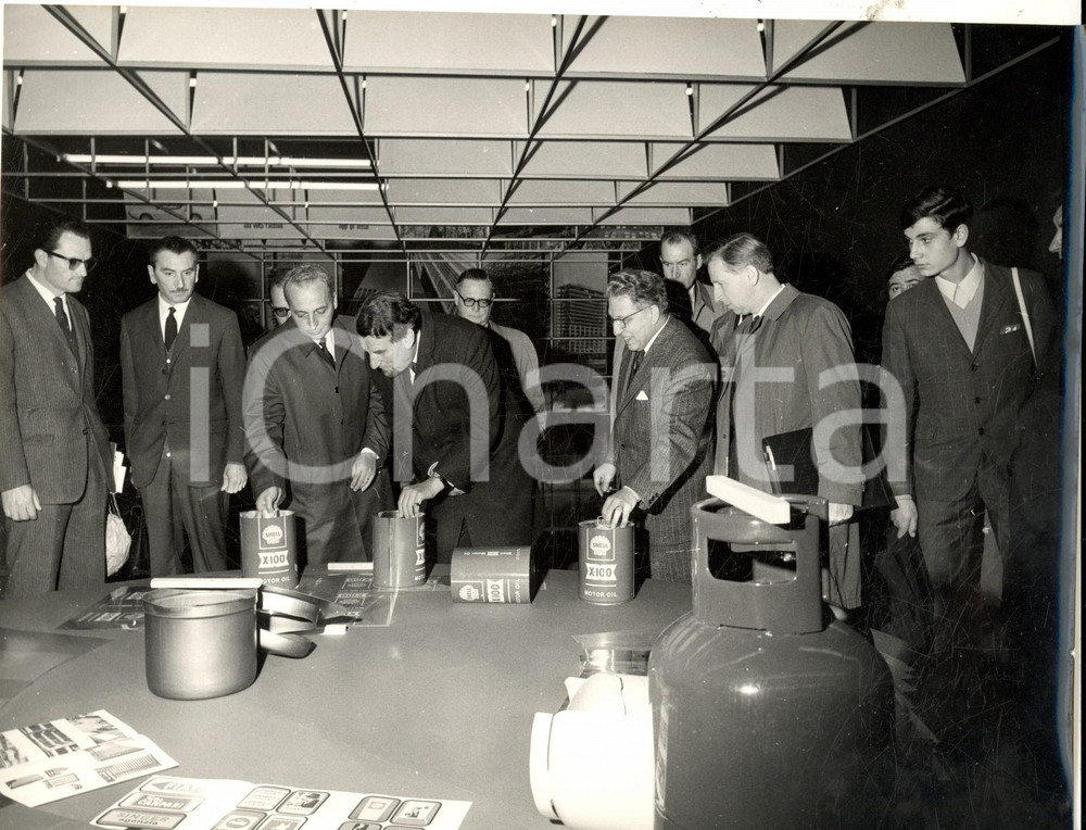 Fotografia d epoca originale 1967 FIERA MILANO Evelyn SCHUCKBURGH Frederick REINHARDT con il nuovo olio SHELL 1