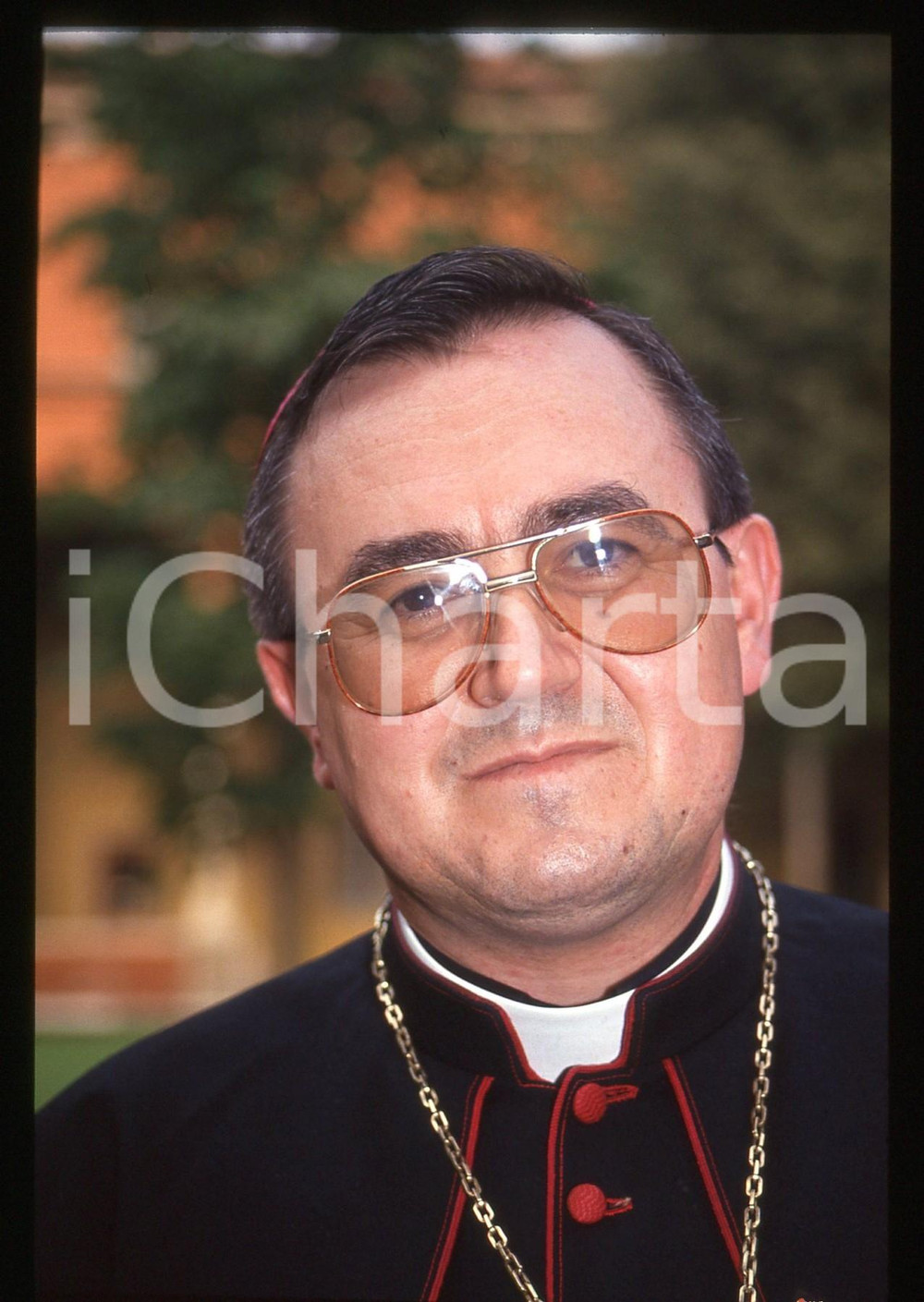 35mm vintage slide* 1993 MILANO Arcivescovo Vinko Puljić Meeting per la pace 14  Diapositiva d'epoca, in formato 35 mm. Nella diapositiva compare l'arcivescovo di Sarajevo Vinko PuljiÄ‡, ospite del VII Meeting Internazionale Interreligioso per la Pace dal titolo "Terra degli uomini, invocazioni a Dio", organizzato dalla Comunit&agrave; di Sant'Egidio e svoltosi tra il 19 e il 22 settembre 1993 a Milano.CONDIZIONI: GOOD  Tutti i diritti riservati.E' severamente vietata la riproduzione. ICharta mette in vendita, sul negozio eBay e in esclusiva sul sito "icharta" il proprio archivio composto da numerose diapositive e negativi fotografici d'epoca, tutti originali e autentici, che attraversano la storia del costume italiano tra gli la fine degli anni Sessanta e Novanta.Si tratta di uno sguardo inedito sull'attualit&agrave;, la politica, la vita quotidiana, il gossip e la cultura, che fotografa il cambiamento della nazione in quest'ultimo scorcio del XX secolo. Un'occasione unica per il mercato del collezionismo, che vede finalmente disponibile un archivio eccezionale per vastit&agrave;, tematiche e condizioni, in un settore (il negativo fotografico e la diapositiva) di assoluta novit&agrave; e dalle interessanti prospettive di investimento.  originale e autentica 1