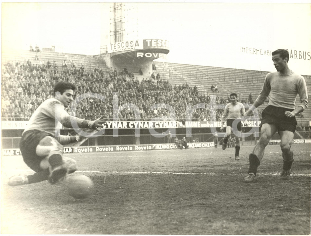 1960 ca FIRENZE CALCIO Allenamento Nazionale - Goal di Bruno NICOLE' *Foto 24x18  Fotografia d'epoca, con didascalia coeva al verso.  CONDIZIONI: G    originale e autentica 1