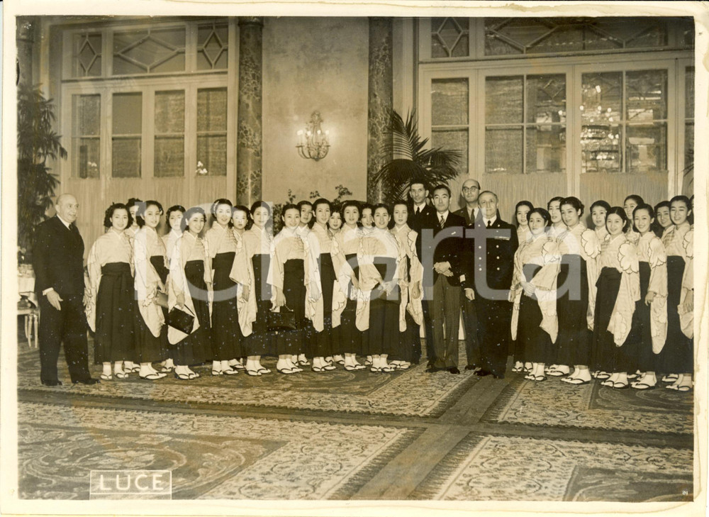 Fotografia d epoca originale 1938 ROMA Hotel EXCELSIOR Raffaele MONTUORI riceve Compagnia Arte GIAPPONESE 1