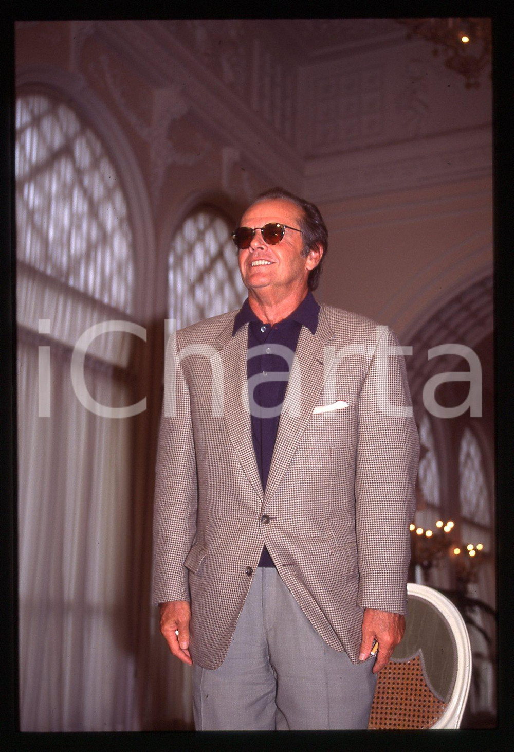 35mm vintage slide* 1994 VENEZIA Jack NICHOLSON - MOSTRA DEL CINEMA portrait 21 La diapositiva ritrae l'attore Jack Nicholson al Festival del Cinema di Venezia del 1994Diapositiva d'epoca, in formato 35 mm. CONDIZIONI: GOODTutti i diritti riservati.E' severamente vietata la riproduzione. ICharta mette in vendita, sul negozio eBay e in esclusiva sul sito "icharta" il proprio archivio composto da numerose diapositive e negativi fotografici d'epoca, tutti originali e autentici, che attraversano la storia del costume italiano tra gli la fine degli anni Sessanta e Novanta.Si tratta di uno sguardo inedito sull'attualit&agrave;, la politica, la vita quotidiana, il gossip e la cultura, che fotografa il cambiamento della nazione in quest'ultimo scorcio del XX secolo. Un'occasione unica per il mercato del collezionismo, che vede finalmente disponibile un archivio eccezionale per vastit&agrave;, tematiche e condizioni, in un settore (il negativo fotografico e la diapositiva) di assoluta novit&agrave; e dalle interessanti prospettive di investimento.  originale e autentica 1