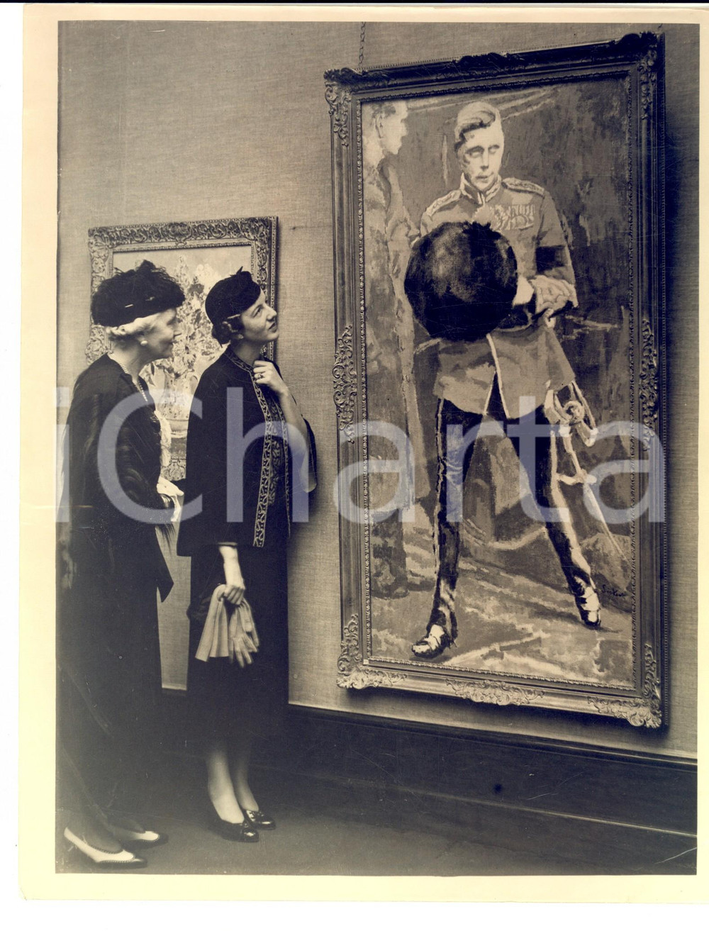 Fotografia d epoca originale 1930 ca LONDON Mary of HAREWOOD osserva un ritratto del fratello Giorgio Foto 1