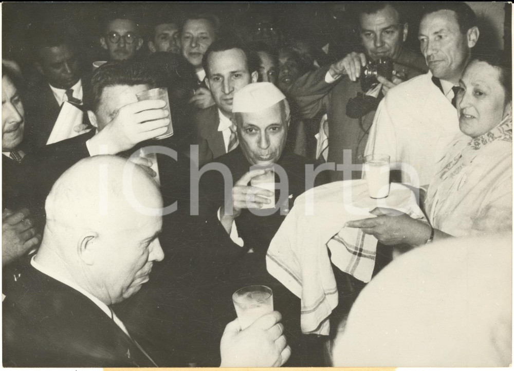 1960 NEW DELHI Fiera Agricoltura- Nikita KRUSCEV beve latte con Jawaharlal NEHRU