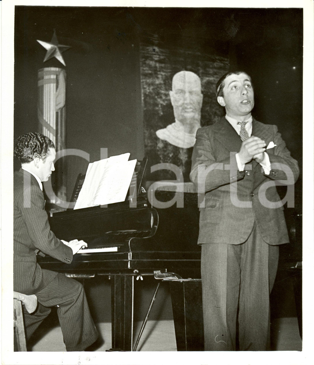 Fotografia d epoca originale 1938 MILANO Dopolavoro Gruppo BATTISTI Concorrente gara canto si esibisce Foto 1