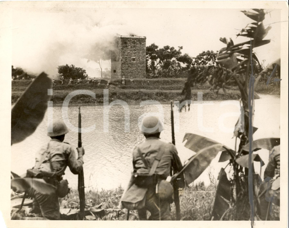 Fotografia d'epoca originale 1939 SHANDONG CINA Giapponesi inseguono Cinesi in fuga 1