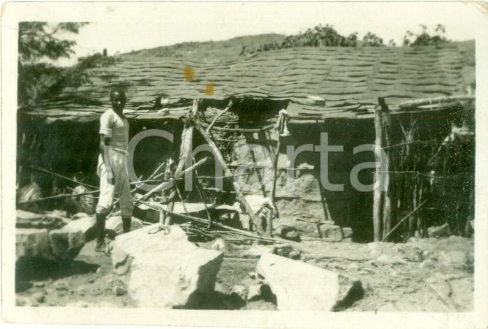 Fotografia d epoca originale 1936 ADDIS ABEBA ETIOPIA Indigeno in un tucul moderno Fotografia cm 9 x 6 1