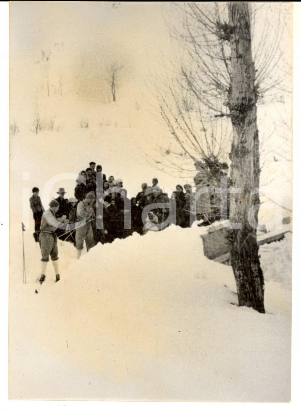 Febbraio 1956 CASAMAINA (AQ) Eccezionale nevicata - Soccorsi a una donna *Foto  Fotografia d'epoca, con didascalia coeva al verso.  CONDIZIONI: G (ma lieve ondulazione e alone) FORMATO: 13x18 cm    originale e autentica 1