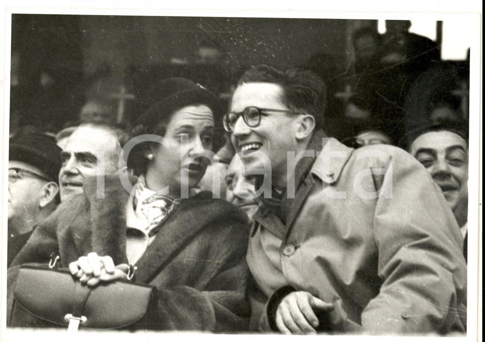 Fotografia d epoca originale 1960 ca BELGIO Re Baldovino e Fabiola in tribuna durante un evento Fotografia 1