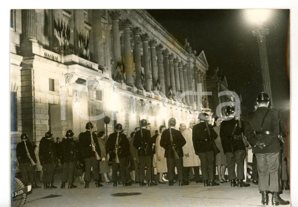 1962 PARIS Servizio d'ordine davanti all'ambasciata USA *Foto 18x13 cm