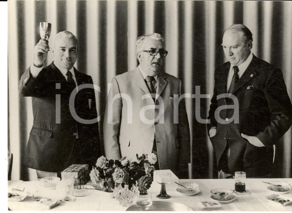 Fotografia d epoca originale 1980 ca LAZIO CALCIO Accompagnatore SALSEDO riceve la coppa a ESSEN Foto 1