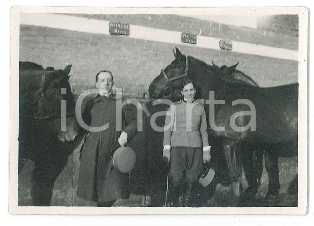 1920 ca ITALIA - REGIO ESERCITO Soldati al maneggio con cavalli - Foto anonima  Fotografia d'epoca. FAIR/discreto Lievi smussature agli angoli Formato: 8x6 originale e autentica 1