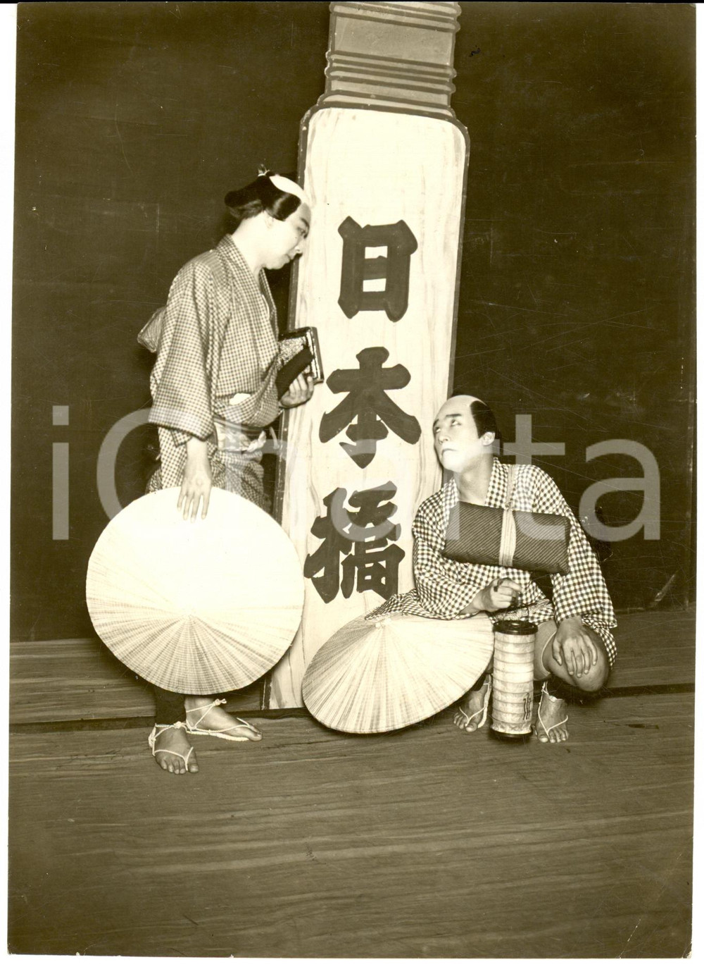 Fotografia d epoca originale 1935 ca TOKYO Ennosuke ICHIKAWA e Tomoemon OTANI nel TOKAIDOCHU HIZAKURIGE 1