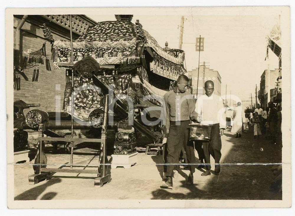 1935 ca SHANGHAI (?) Carro votivo e cinesi con gabbietta - Foto 8x5 cm Fotografia d'epoca.  VERY POOR/gravemente danneggiato profonda piegatura orizzontale al margine inferiore, con strappo al margine sinistro e destro FORMATO: 8x5 cm originale e autentica 1