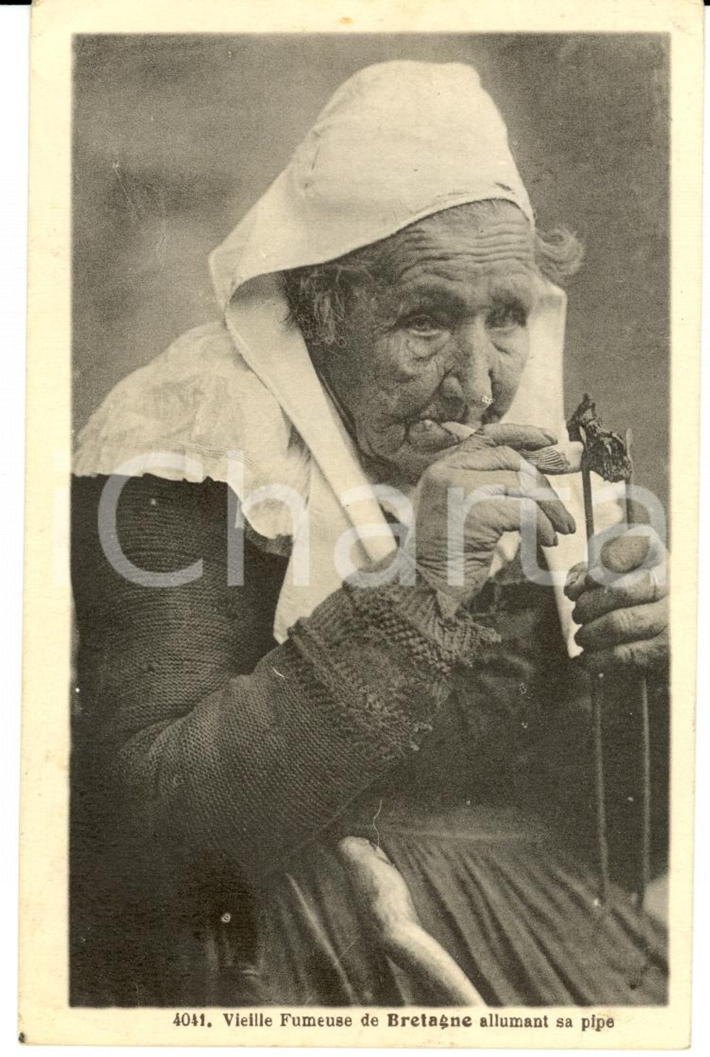 Cartolina originale da collezione 1910 COSTUMES BRETONS Vieille fumeuse allumant sa pipe FP VG 1