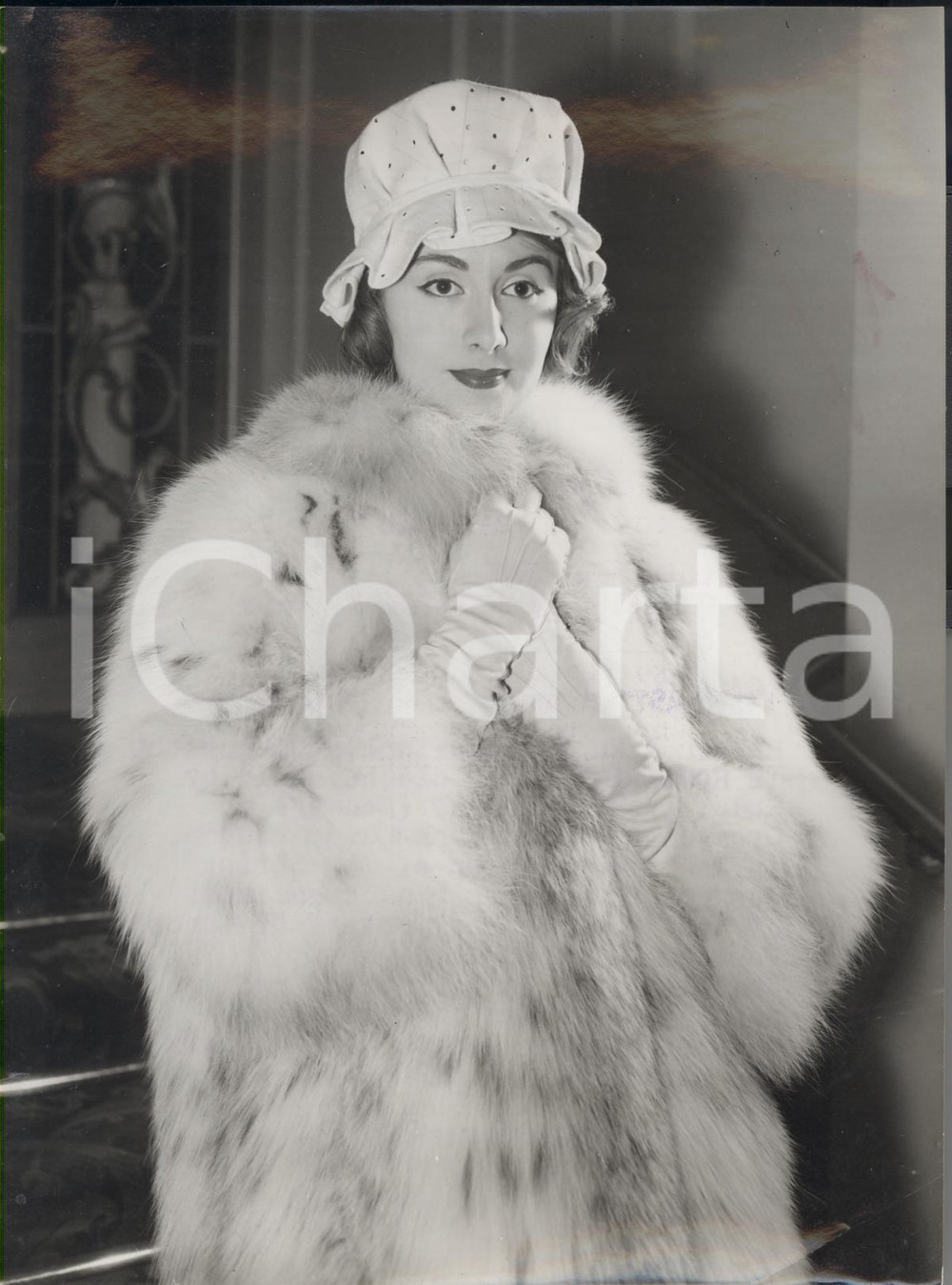 Fotografia d epoca originale 1957 LONDON Model wearing cloche hat and antelope fur by RUDOLF Photo Fashion 1