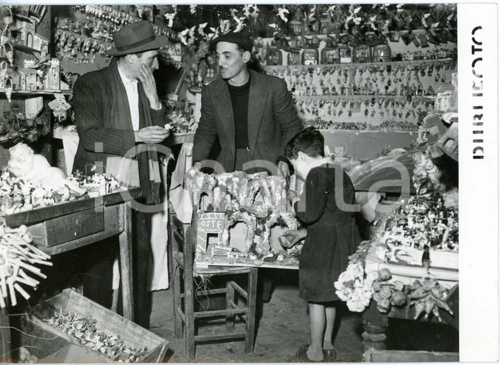 1957 COSTUME NAPOLI San Gregorio Armeno - Artigiano vende statuine per presepe 