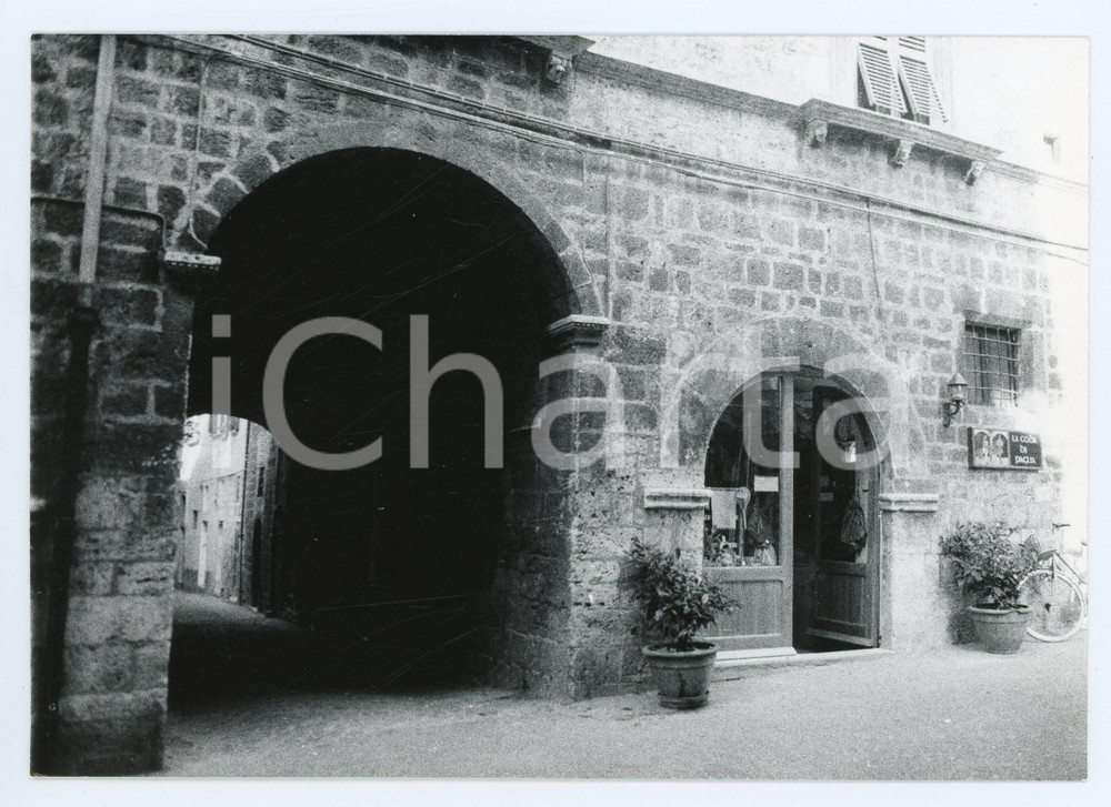 1980 ASCOLI PICENO Via Pretoriana - Negozio "La coda di paglia" - Foto 17x13 cm Fotografia d'epoca con didascalia al verso.  FAIR/discreto Lievi smussature agli angoli Formato: 17x13 cm originale e autentica 1