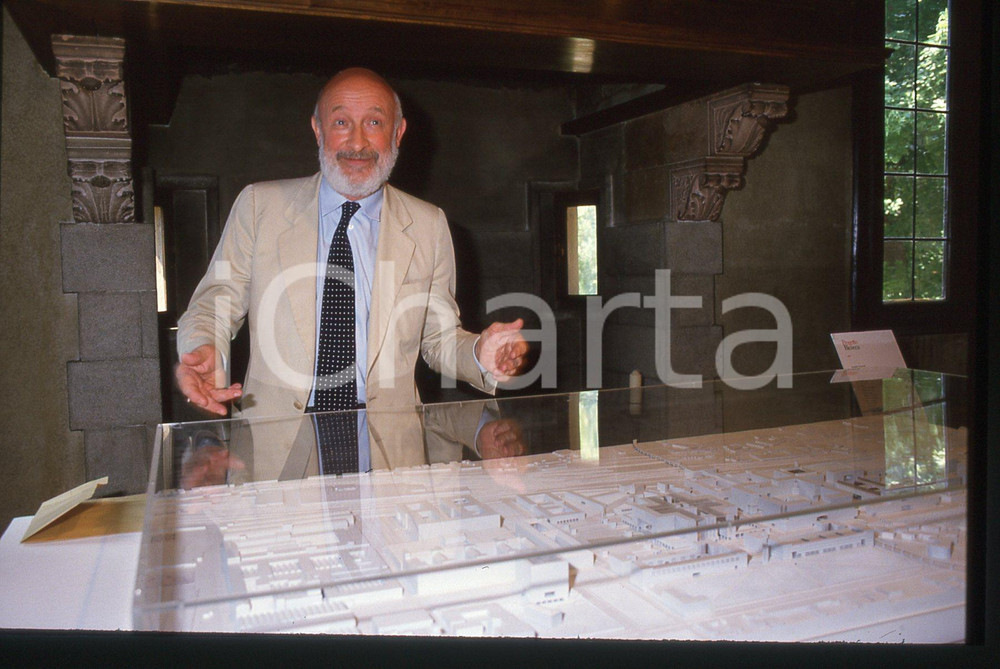 35mm vintage slide* 1985 ca MILANO Vittorio GREGOTTI presenta PROGETTO BICOCCA 1  Diapositiva d'epoca, in formato 35 mm.CONDIZIONI: GOOD Tutti i diritti riservati.E' severamente vietata la riproduzione. ICharta mette in vendita, sul negozio eBay e in esclusiva sul sito "icharta" il proprio archivio composto da numerose diapositive e negativi fotografici d'epoca, tutti originali e autentici, che attraversano la storia del costume italiano tra gli la fine degli anni Sessanta e Novanta.Si tratta di uno sguardo inedito sull'attualit&agrave;, la politica, la vita quotidiana, il gossip e la cultura, che fotografa il cambiamento della nazione in quest'ultimo scorcio del XX secolo. Un'occasione unica per il mercato del collezionismo, che vede finalmente disponibile un archivio eccezionale per vastit&agrave;, tematiche e condizioni, in un settore (il negativo fotografico e la diapositiva) di assoluta novit&agrave; e dalle interessanti prospettive di investimento.  originale e autentica 1