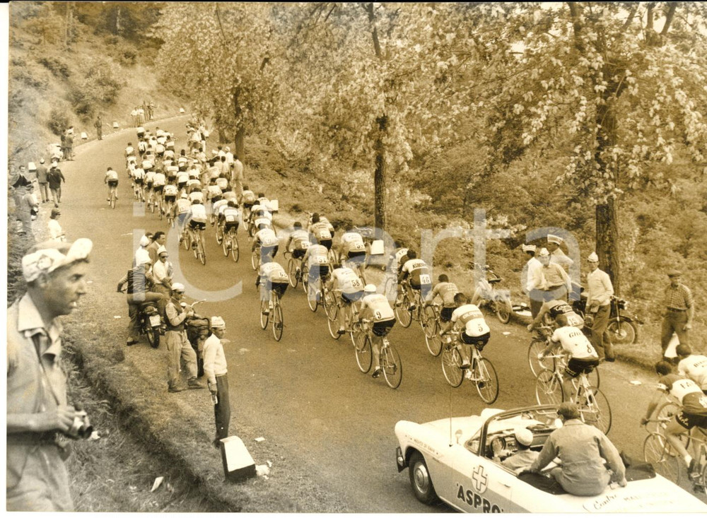1957 CICLISMO GIRO D'ITALIA RADICOFANI Il gruppo in salita - Foto 18x13 cm