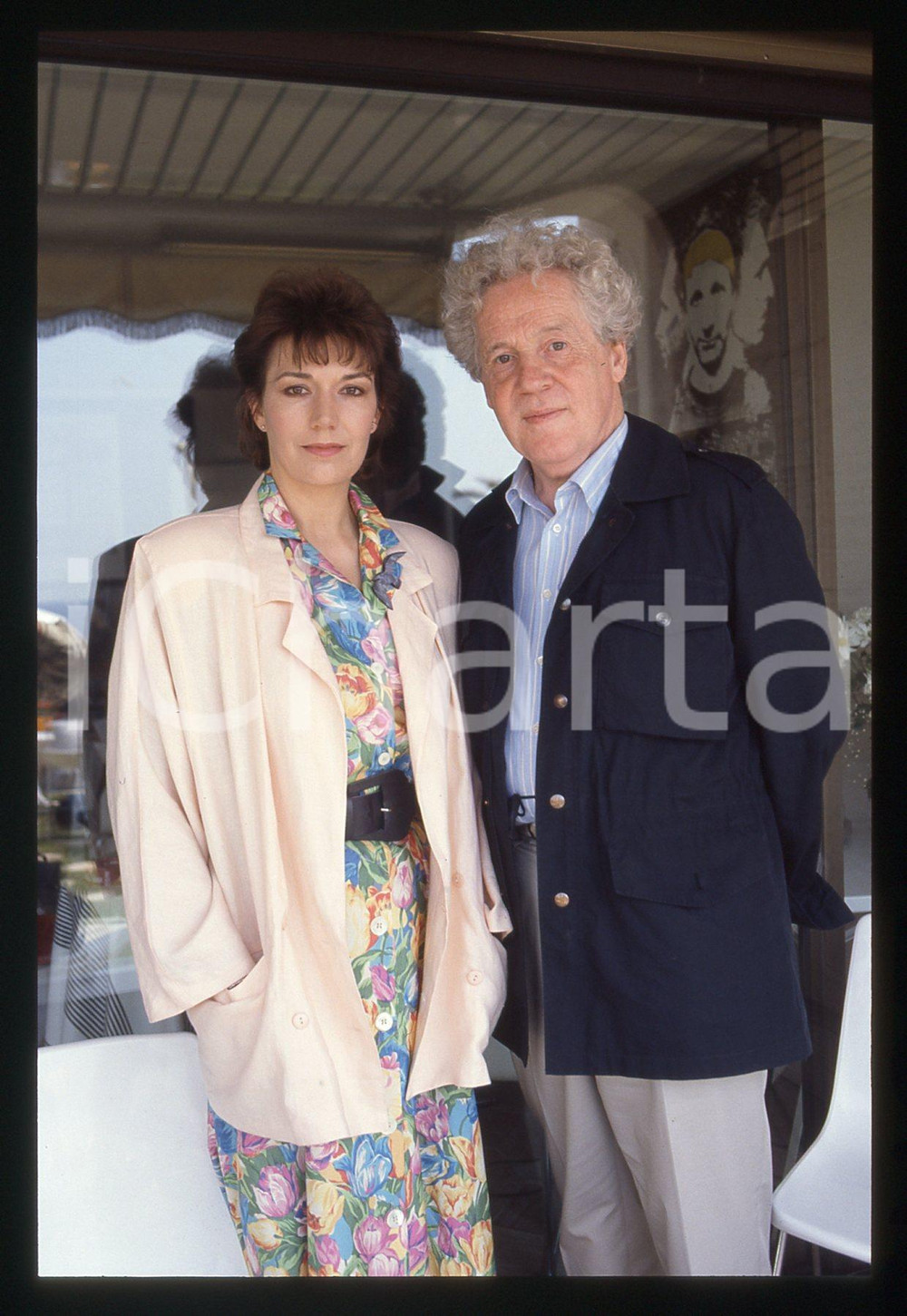 35mm vintage slide* 1986 CANNES Erland JOSEPHSON Susan FLEETWOOD Ritratto (2)  Diapositiva d'epoca, in formato 35 mm.CONDIZIONI: GOOD   Tutti i diritti riservati.E' severamente vietata la riproduzione. ICharta mette in vendita, sul negozio eBay e in esclusiva sul sito "icharta" il proprio archivio composto da numerose diapositive e negativi fotografici d'epoca, tutti originali e autentici, che attraversano la storia del costume italiano tra gli la fine degli anni Sessanta e Novanta.Si tratta di uno sguardo inedito sull'attualit&agrave;, la politica, la vita quotidiana, il gossip e la cultura, che fotografa il cambiamento della nazione in quest'ultimo scorcio del XX secolo. Un'occasione unica per il mercato del collezionismo, che vede finalmente disponibile un archivio eccezionale per vastit&agrave;, tematiche e condizioni, in un settore (il negativo fotografico e la diapositiva) di assoluta novit&agrave; e dalle interessanti prospettive di investimento.  originale e autentica 1