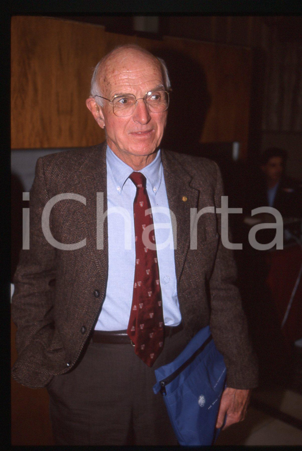 35mm vintage slide* 1997 MILANO Joseph MURRAY al convegno "DIECI NOBEL" (3)  Diapositiva d'epoca, in formato 35 mm.La diapositiva illustra Joseph Murray presente al convegno "Dieci Nobel per il Futuro", svoltosi nel dicembre 1997 a Milano, presso il Centro congressi Fondazione Cariplo. CONDIZIONI: GOOD  Tutti i diritti riservati.E' severamente vietata la riproduzione. ICharta mette in vendita, sul negozio eBay e in esclusiva sul sito "icharta" il proprio archivio composto da numerose diapositive e negativi fotografici d'epoca, tutti originali e autentici, che attraversano la storia del costume italiano tra gli la fine degli anni Sessanta e Novanta.Si tratta di uno sguardo inedito sull'attualit&agrave;, la politica, la vita quotidiana, il gossip e la cultura, che fotografa il cambiamento della nazione in quest'ultimo scorcio del XX secolo. Un'occasione unica per il mercato del collezionismo, che vede finalmente disponibile un archivio eccezionale per vastit&agrave;, tematiche e condizioni, in un settore (il negativo fotografico e la diapositiva) di assoluta novit&agrave; e dalle interessanti prospettive di investimento.  originale e autentica 1