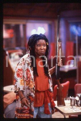 35mm vintage slide*1987 CINEMA "Bagdad Cafe" Marianne SAGEBRECHT, Cch POUNDER/15  Diapositiva d'epoca, in formato 35 mm.CONDIZIONI: GOODE' severamente vietata la riproduzione. Tutti i diritti sono riservati.Nella diapositiva ICharta mette in vendita, sul negozio eBay e in esclusiva sul sito "icharta" il proprio archivio composto da numerose diapositive e negativi fotografici d'epoca, tutti originali e autentici, che attraversano la storia del costume italiano tra gli la fine degli anni Sessanta e Novanta.Si tratta di uno sguardo inedito sull'attualit&agrave;, la politica, la vita quotidiana, il gossip e la cultura, che fotografa il cambiamento della nazione in quest'ultimo scorcio del XX secolo. Un'occasione unica per il mercato del collezionismo, che vede finalmente disponibile un archivio eccezionale per vastit&agrave;, tematiche e condizioni, in un settore (il negativo fotografico e la diapositiva) di assoluta novit&agrave; e dalle interessanti prospettive di investimento. GOOD/buono   originale e autentica 1