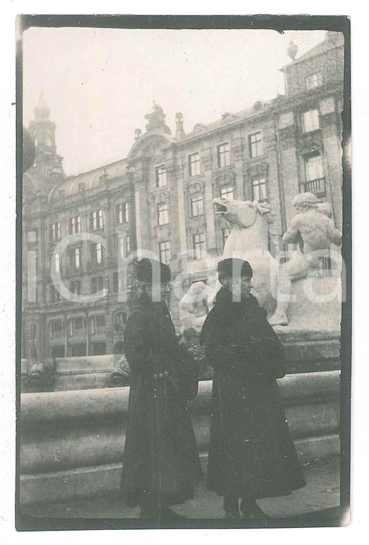 Fotografia d epoca originale 1920 ca NORTH EUROPE Two women at a horse fountain  Public bulding Photo 6x9 1