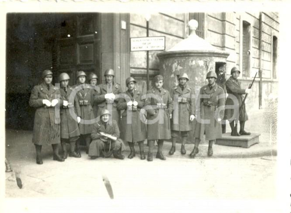 Fotografia d epoca originale 1940 WW2 SALERNO Militari Artiglieria Pesante Campale in posa con sentinella 1