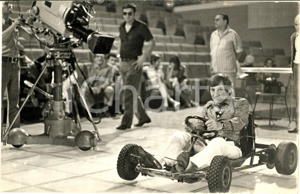 1970 ca TV ITALIA Renato RASCEL pilota un kart in trasmissione *Foto 30x20 cm Fotografia di agenzia. CONDIZIONI: GFORMATO: 30x20 cm     originale e autentica 1