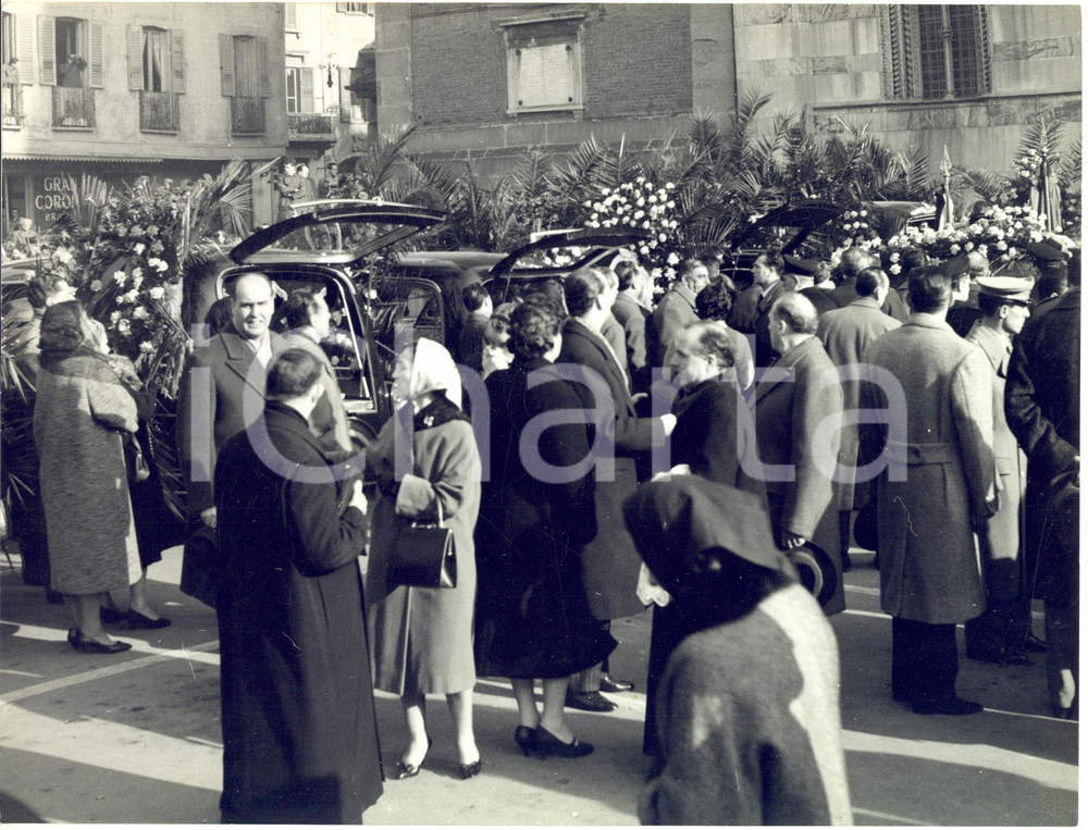 1960 MONZA Folla ai funerali delle vittime della sciagura ferroviaria - Foto 