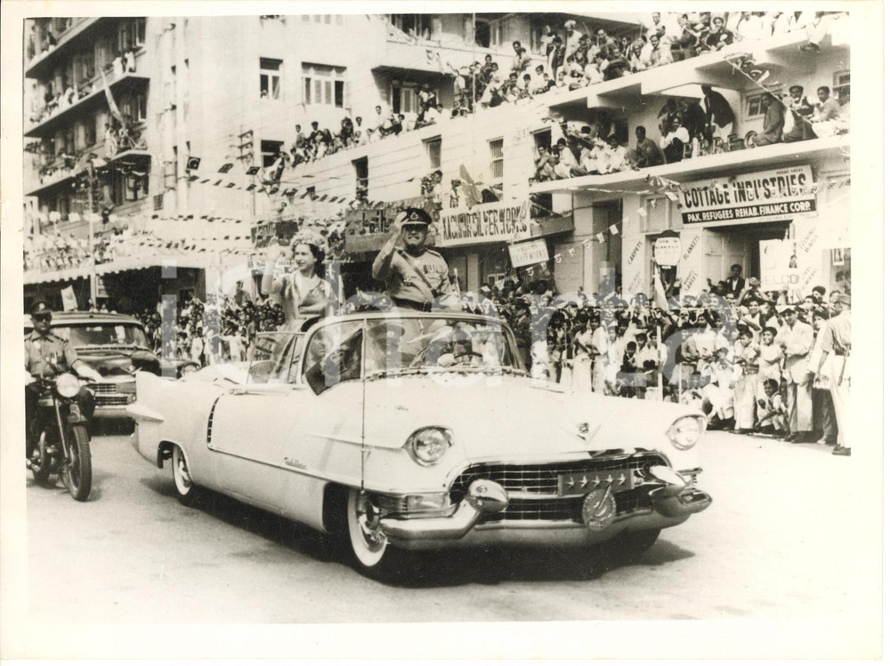 1961 KARACHI Queen Elizabeth II and President AYUB KHAN - Royal Tour of Pakistan  Fotografia d'epoca con didascalia coeva.  CONDIZIONI: G (ma lieve piegatura verticale) FORMATO: 20x15 cm     originale e autentica 1
