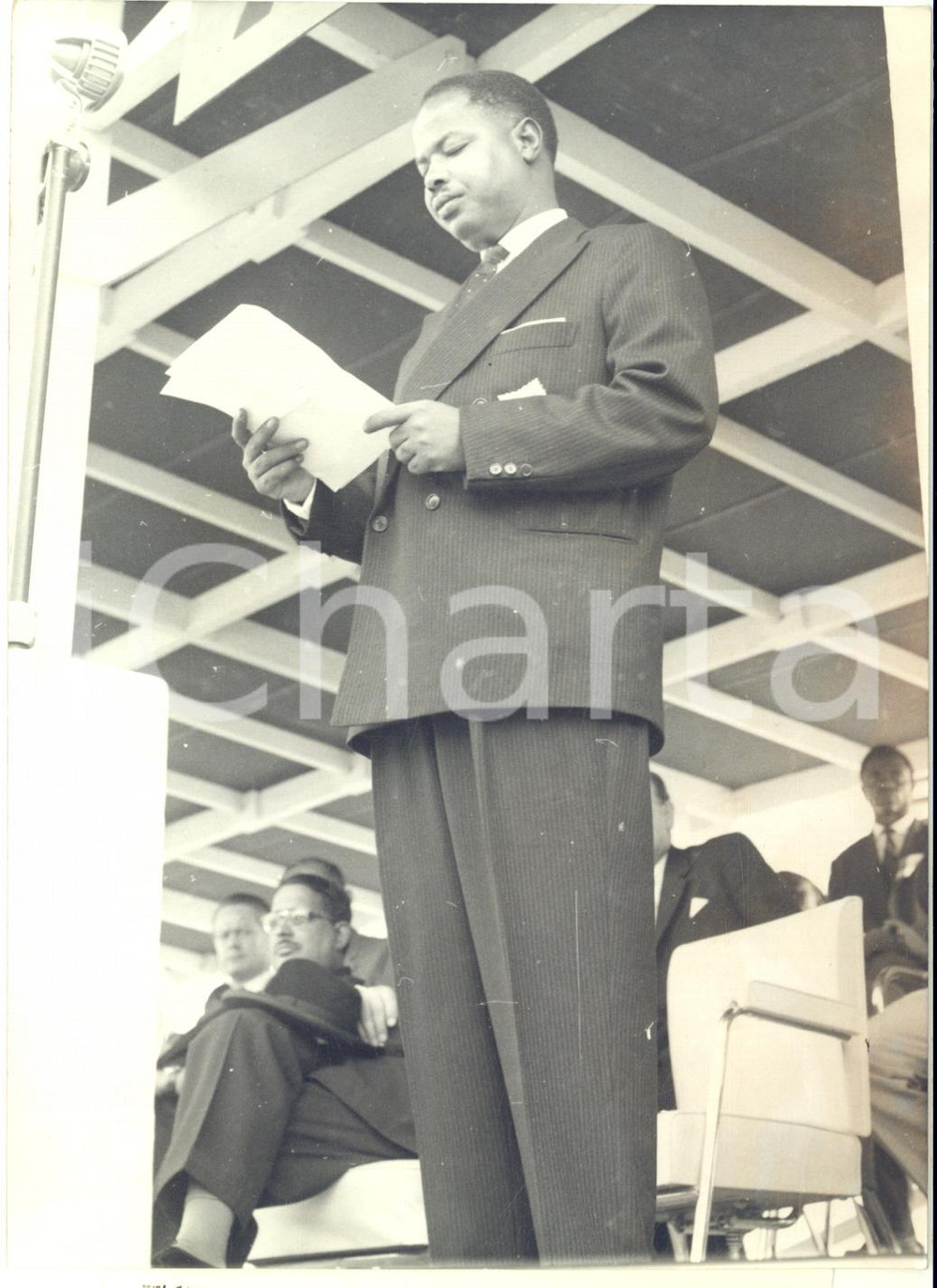 1960 YAOUNDÈ (CAMERUN) Premier Ahmadou AHIDJO legge proclamazione d'indipendenza