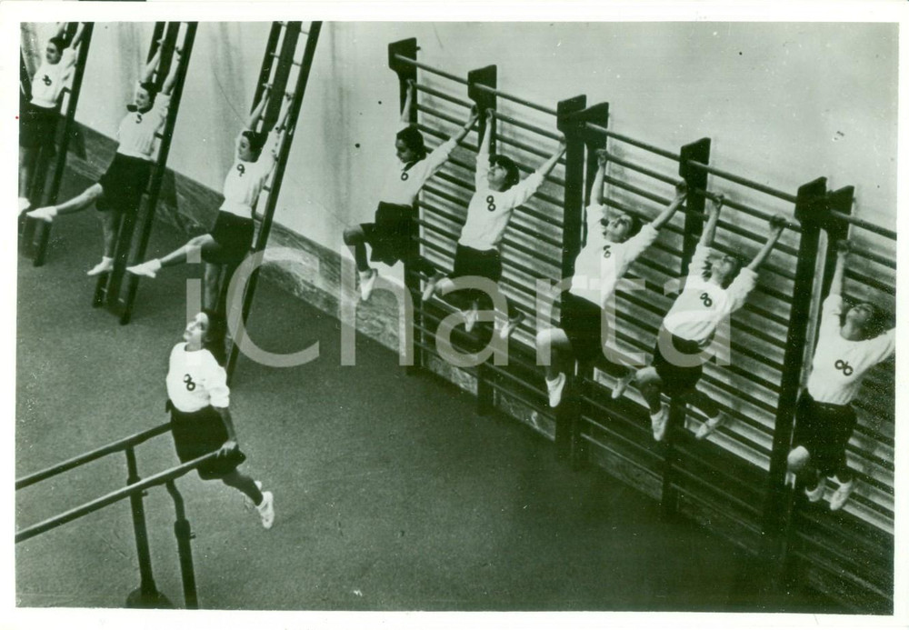 Fotografia d epoca originale 1935 ca ROMA Giovani Italiane ONB si esercitano a quadro svedese e sbarra FOTO 1