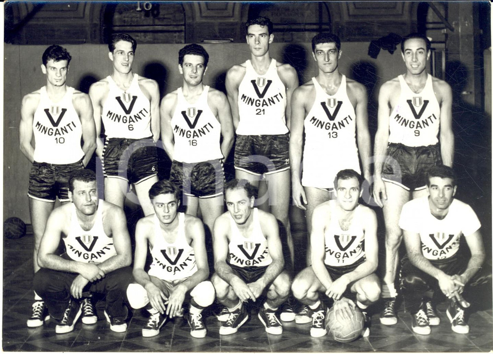1955 BOLOGNA BASKET Squadra VIRTUS MINGANTI campione d'Italia *Foto 18x13 Fotografia d'epoca con didascalia coeva al verso.  CONDIZIONI: G FORMATO:  18x13 cm    originale e autentica 1